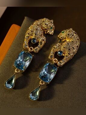 Vintage Golden Leopard Earrings
- Blue Rhinestones 22K Gold
Plating. Panther 🐆